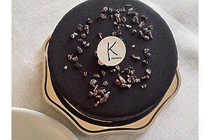 Doble K「チョコレートケーキ 3,456円（直径12cm）。冷凍で届くので、保管の際は冷凍庫へ。いただく6時間前に冷蔵庫で解凍する