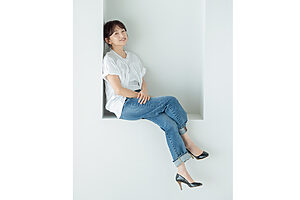 デザイン性のある白Tシャツとデニムで、気負わないバランスに。Tシャツ2万9700円（エンフォルド TEL：03-6730-9191）デニム2万5300円（レッドカード トーキョー／ゲストリスト TEL：03-5728-8788）イヤリング6万3800円、チャーム2万6400円（共にアガット）パンプスはスタイリスト私物