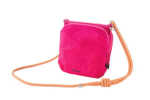 開け口が5カ所あり、収納の使い分けに便利。H18×W18×D12.5cm 160g 1万2320円、ロープストラップ4,730円（共にトポロジー／トポロジーフラッグシップショップ TEL：03-6427-4460）