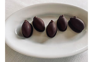 Restaurant Sola「パリクレーム チョコレート」2,268円（5個入）。ころんとしたクネル型は、フランス料理特有のムースやクリームの盛り付けでお馴染みのカタチ