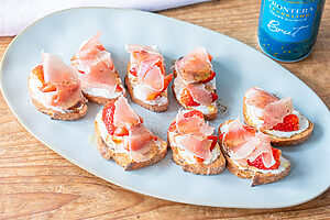 【ぐっち夫婦のお酒とおつまみ】いちごと生ハム、クリームチーズのブルスケッタ×スパークリングワイン