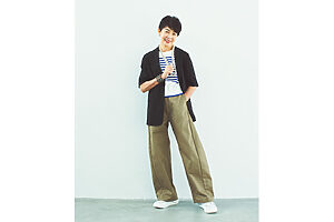 紺の半袖+ボーダーで、大人のマリン風の着こなし。半袖ジャケット3万3000円（デミルクス ビームス／デミルクス ビームス 新宿 TEL：03-5339-9070）Tシャツ3万5200円（ラプレ／金万）パンツ3万1900円（ハイク／ボウルズ）ネックレス2万9700円（ハリス×ケイコ オカモト／金万）バングル7万2900円（ジーオ／金万）スニーカー3万9600円（デイト／ティースクエア プレスルーム TEL：03-5770‐7068）