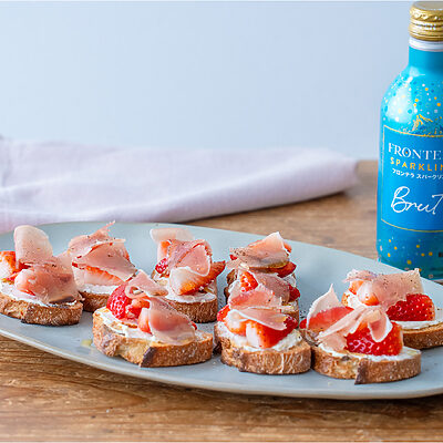 【ぐっち夫婦のお酒とおつまみ】いちごと生ハム、クリームチーズのブルスケッタ×スパークリングワイン