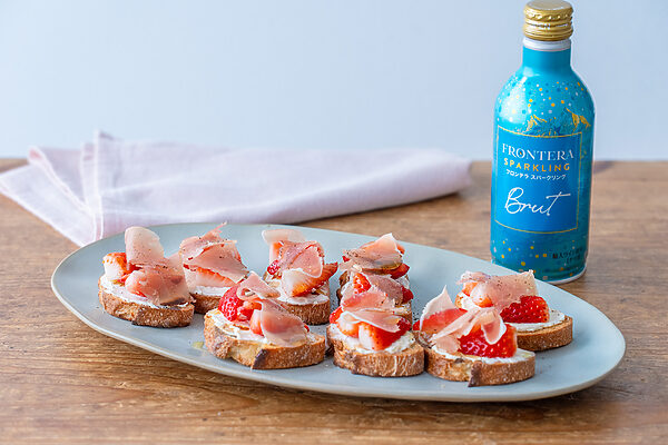 【ぐっち夫婦のお酒とおつまみ】いちごと生ハム、クリームチーズのブルスケッタ×スパークリングワイン