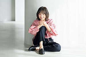 永作博美さんが心惹かれる色は、大人ピンク。シャツ4万1800円、パンツ5万3900円（共にハイク／ボウルズ TEL：03-3719-1239）ピアス2万6400円、チャーム2万2000円（共にアガット TEL：0800-500-5000）靴15万4000円、