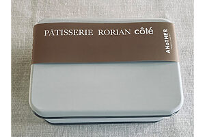缶のサイズは約9.3×13.3×5.3cm。ANoTHER限定デザインの掛け紙で包まれており、贈り物にも最適
