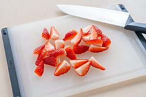 （2）いちごはヘタを落とし、縦4等分に切る