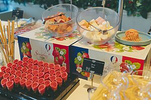 ピンクに染まったコーンやカステラにときめく