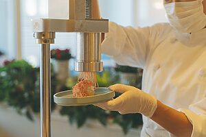 目の前で絞ってくれるモンブランクリーム