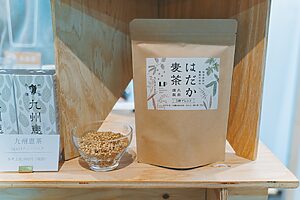 一般的な大麦ではなく外皮のない“はだか麦”を使ったLPの「はだか麦茶」