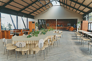 竹や藁、柿渋で染めた和紙など植物に囲まれたレストラン・カフェ