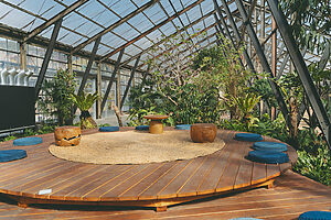 イランイランやカルダモンなど香りのある植物が出迎えてくれる「高床リビング」