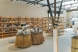 店内のディスプレイにも植物があしらわれる