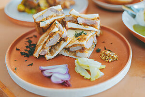 大多喜の猪肉に発酵玉ねぎをサンドした「猪肉のかつサンド」