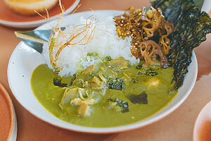発酵蓮根と野草を使った優しい味わいのグリーンカレー