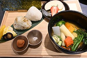 ふっくらおにぎりと野菜を食べる味噌汁セット （茎アヒージョの混ぜご飯おにぎり、茎入りお味噌汁）1,200円
