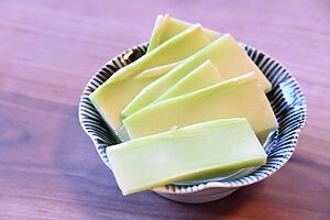 固い部分を取り、薄くスライスしたブロッコリー。料理にも使いやすい