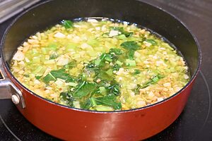 【茎アヒージョの作り方】香りが出て色づき始めたら、ブロッコリー茎を入れる