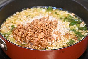 【茎アヒージョの作り方】塩、しょうゆ、生姜、アーモンドダイス、フライドオニオンを加える