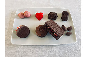 左上より時計回りで、フレーズボウル、パッションルージュトリュフ、絞り出しショコラサブレ、ショコラボウル、アマンドショコラ、フレーズショコラサンド、ショコラサブレクランチサンド、フレーズサブレクランチサンド