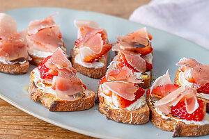 （4）皿に盛り、バルサミコ酢を回しかけ、オリーブオイルと黒こしょうをふる