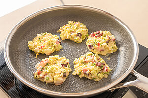 （4）フライパンに油を熱し、小さめサイズに生地を落として焼く