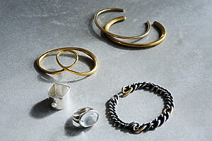 左から反時計回りに、リング[SV925×Gold plating] 8万9100円（コールムーン／ショールーム セッション）リング[SV925×淡水パール] 3万6300円（イヴェット mail：info@yvette.jp）リング[SV925×クリスタル] 2万7500円（イリスフォーセブン／フーブス）ブレスレット[SV925×K18YG×ホワイトダイヤモンド] 38万7000円～（ハム／ハム 神宮前 アトリエ＆ショップ TEL：03-6434-5586）バングル[真鍮×K18YG plating] 2万7500円（共にアルティーダ ウード／アルティーダ ウード THE ANOTHER MUSEUM）