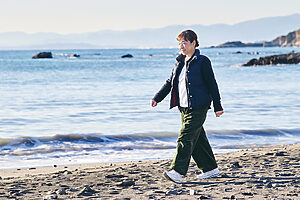 料理家の飛田和緒さん。散歩でリラックスすることで肩コリなども軽減。スニーカーにインソールを入れることで姿勢も改善された