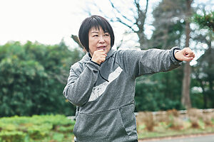 小説家の木内昇さんは体を動かしてコリや痛みを軽減。ジムで習うボクササイズの基本のポーズを自宅でも再現