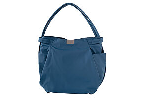 サイドを絞るだけの、2WAYリュックサック。H33×W27～40×D13cm 410g 1万7600円（イザック／シカタ TEL：075-594-0050）