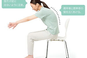 ❷一度息を吸い、吐きながら上体を前に倒す。手の先を遠くに伸ばしながら、背中を丸めて5秒キープ。①の状態に戻り、これを5回繰り返す