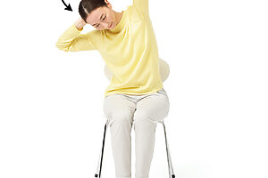 （少しアレンジ）真横でなく、斜め前に軽くお辞儀するように倒すと、肋骨の前側が伸びて、胸郭の柔軟性をより高めることができる