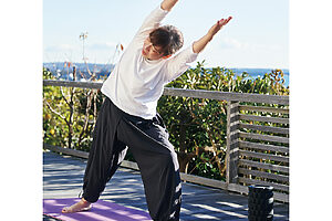 朝起きたらヨガのストレッチをするのが習慣。週に3回は教室にも通っている