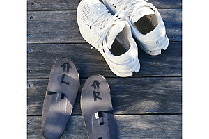 スニーカーに入れているインソールは、整形外科で理学療法士に3カ月おきに調整してもらっている