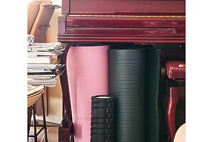 ヨガマットはしまい込まず、あえてリビングに置いて、朝すぐ取り出せるようにしている