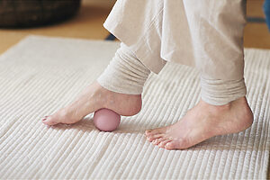 足裏にあてるボールは、「ダイソー」で購入したもの。硬さがほどよい。ゴルフボールを使っても