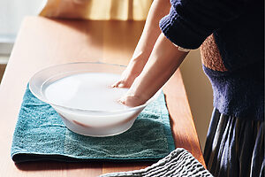 首や肩のコリが気になる時は手浴をすることも。洗面台で行う場合は、前腕までしっかり入れる