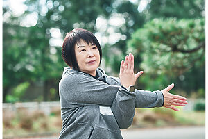 キャッチボール前に行う準備体操。肩甲骨周りをほぐすストレッチで、まずは腕を胸の前でしっかり伸ばす