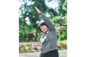 その後に、斜め上から引っ張られるような感じで腕を上げる