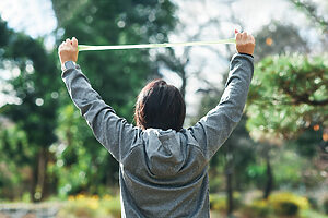 8の字のリング状になったフィットネスチューブは、背中を鍛える際に活用