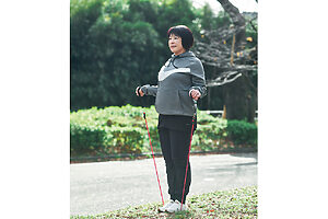 肩の筋肉を鍛えるのは、バンドタイプのチューブで。どちらも手軽にできるので、気づいた時に使うようにしている