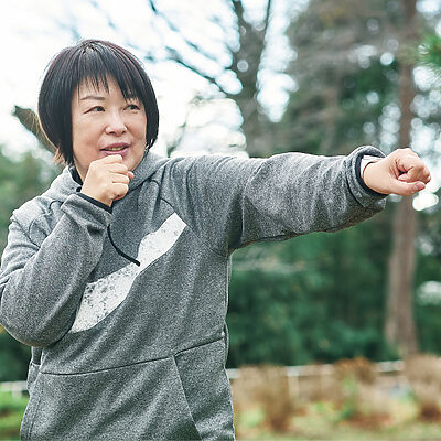 小説家・木内昇さんの【体のつらい症状を改善する極意】──ジムと自宅で楽しみながら体を動かし、コリや痛みを軽減