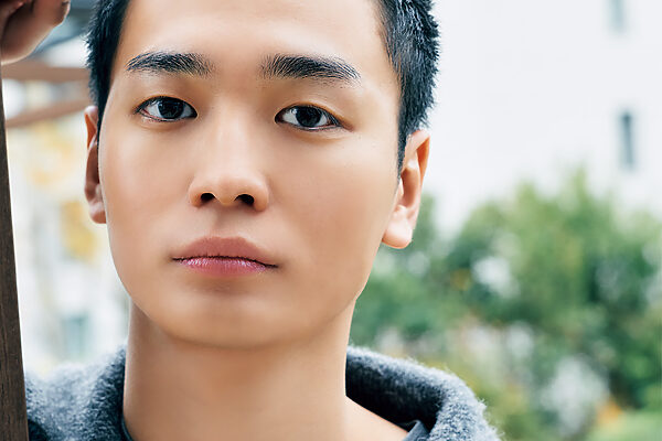 青木 柚さんが語る、舞台『ピーターとアリス』──わかったふりをしない人はかっこいいなと思います