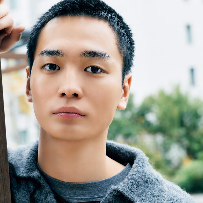 青木 柚さんが語る、舞台『ピーターとアリス』──わかったふりをしない人はかっこいいなと思います