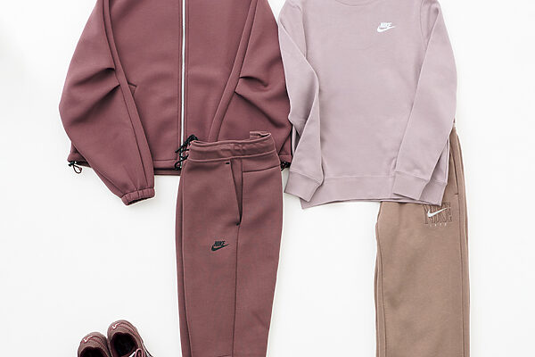 大人カラーが新鮮！ 「ナイキ」のスウェット──大沼こずえの「ずっとの、おしゃれ」