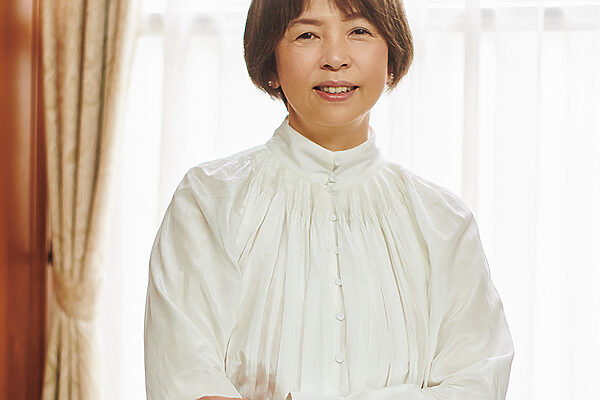 『晴れの日の木馬たち』著者 原田マハさんインタビュー ──「大切なのは続ける力ではなく、やめない力」