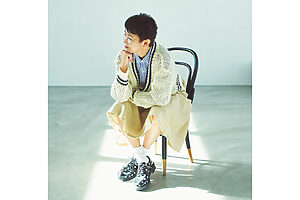 デザインに遊び心のあるレースアップの靴を一足。レースアップシューズ3万6300円（カンペール／カンペールジャパン）ニット1万4960円、シャツ1万6280円（共にビームス ボーイ／ビームス ボーイ 原宿）スカート4万6200円、ソックス3,080円（共にレキップ）