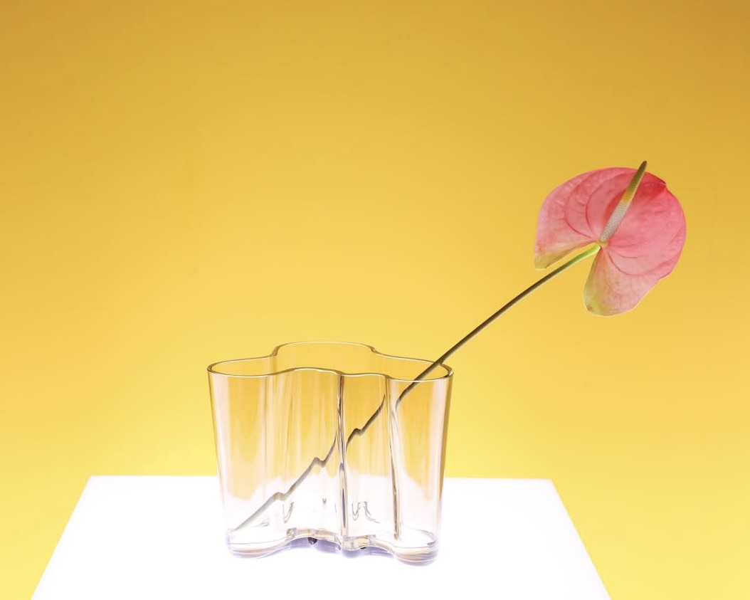 インテリアにはなやぎを。イッタラ「アアルトベース」誕生90周年に新た