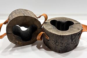 熟練した職人が手作業で彫り上げたアアルトベースの木型