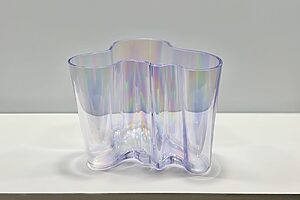 桜の淡い色合いからネオンに照らされた夜まで。静けさと内なる強さを繊細に表現したTokyoのカラー、ライラック。アルヴァ・アアルト コレクション Tokyo ベース ラスターライラック 79,200円　2026年8月5日発売予定